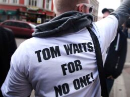 Man med Tom Waits for nobody skrivet på sin tröja