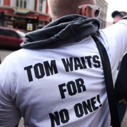 Man med Tom Waits for nobody skrivet på sin tröja